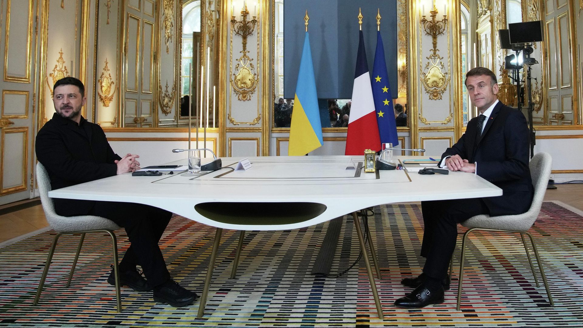 Президент Франции Эммануэль Макрон и Владимир Зеленский во время встречи в Елисейском дворце в Париже. 1 декабря 2025 года Президент Франции Эммануэль Макрон и Владимир Зеленский во время встречи в Елисейском дворце в Париже. 1 декабря 2025 года - РИА Новости, 1920, 02.12.2025
