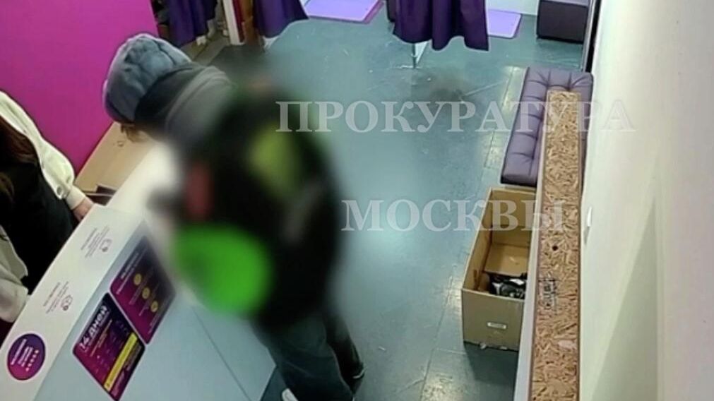 Подросток в Москве по указанию незнакомца похитил четыре телефона на сумму почти 600 тысяч рублей в пунктах выдачи маркетплейсов - РИА Новости, 1920, 01.12.2025