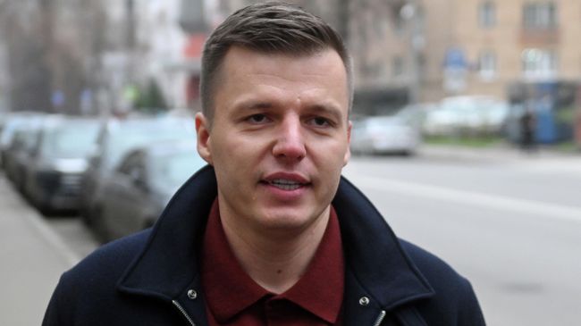 Бывший супруг блогера Валерии Чекалиной Артем Чекалин у Гагаринского суда в Москве перед началом заседания