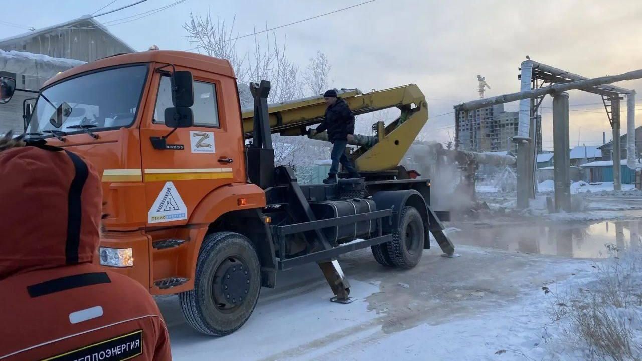 Аварийные работы на месте наезда мусоровоза на теплотрассу котельной в Якутске Аварийные работы на месте наезда мусоровоза на теплотрассу котельной в Якутске - РИА Новости, 1920, 01.12.2025