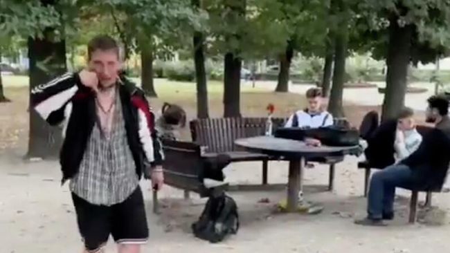 Украинские подростки в Свентокшиском парке в центре Варшавы. Кадр видео 
