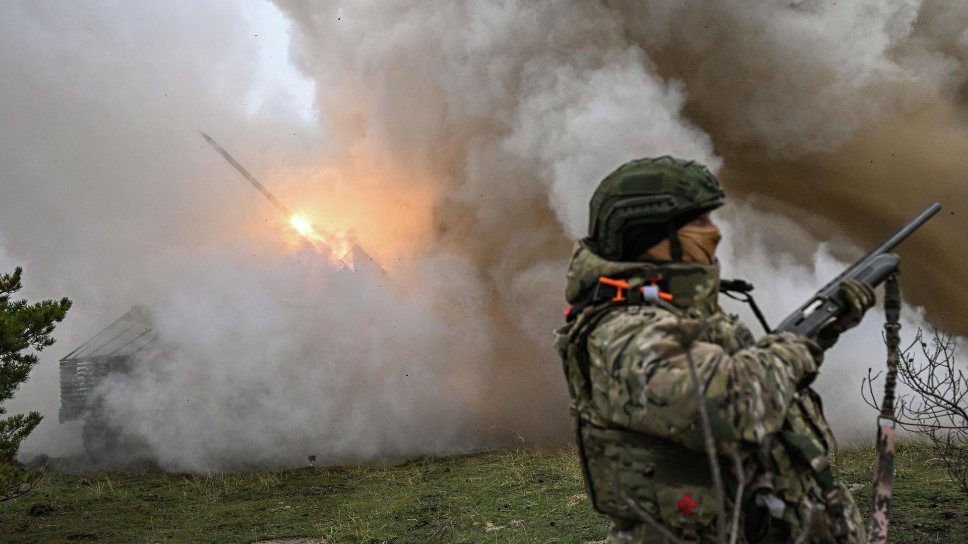 Боевая работа расчета РСЗО Град 83-го самоходного артиллерийского полка 25-й общевойсковой армии группировки войск Запад на Краснолиманском направлении СВО - РИА Новости, 1920, 20.12.2025