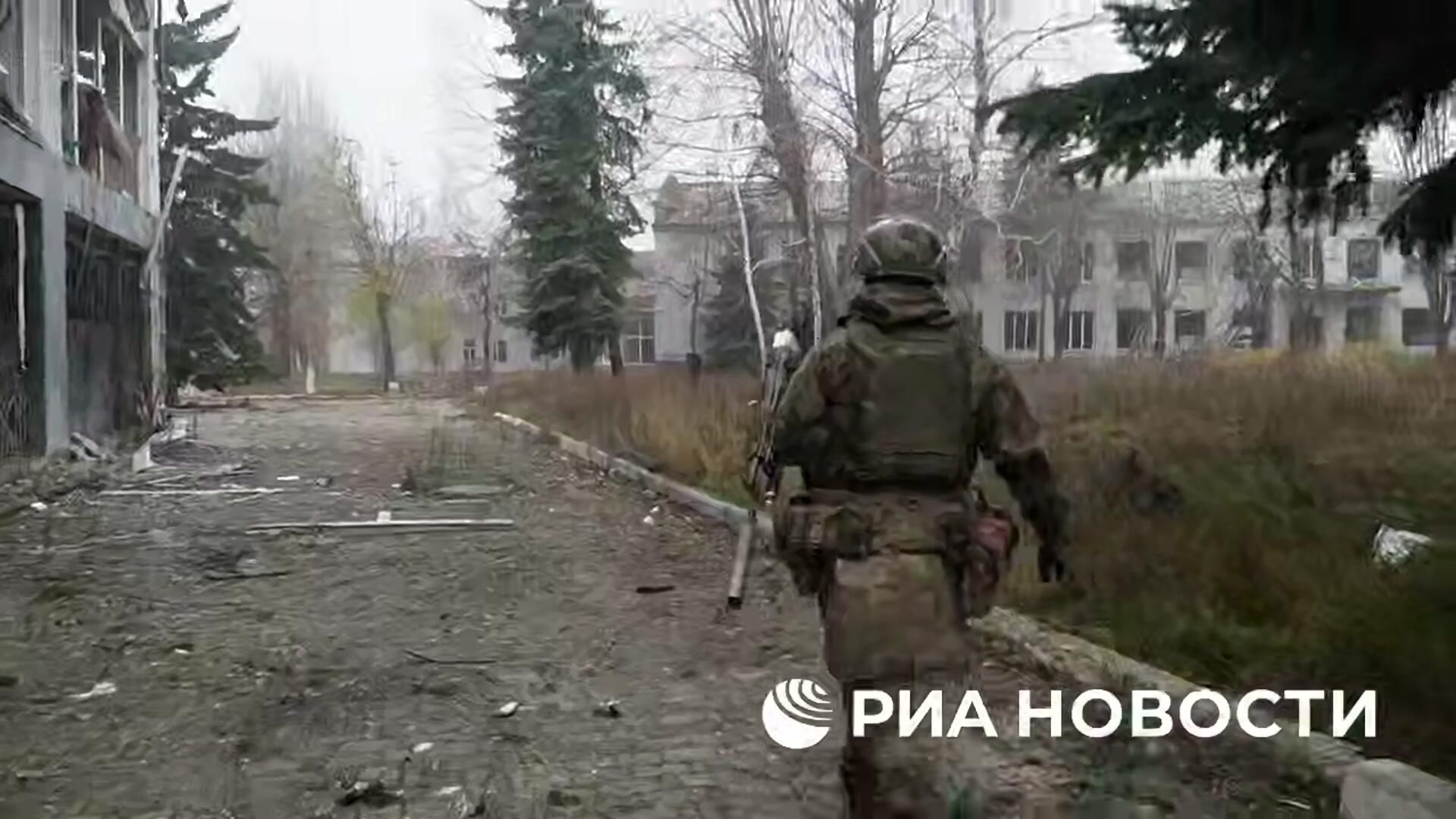 Минобороны показало, как военные развернули флаг России в освобожденном Красноармейске Минобороны показало, как военные развернули флаг России в освобожденном Красноармейске - РИА Новости, 1920, 01.12.2025