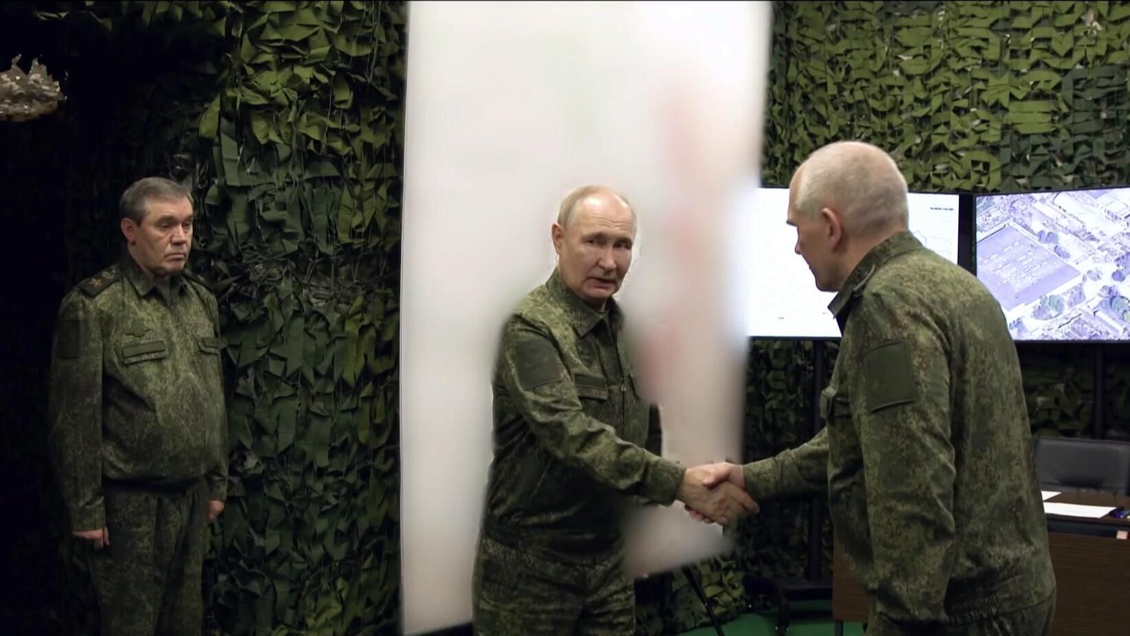 Владимир Путин посетил один из пунктов управления Объединённой группировки войск - РИА Новости, 1920, 02.12.2025