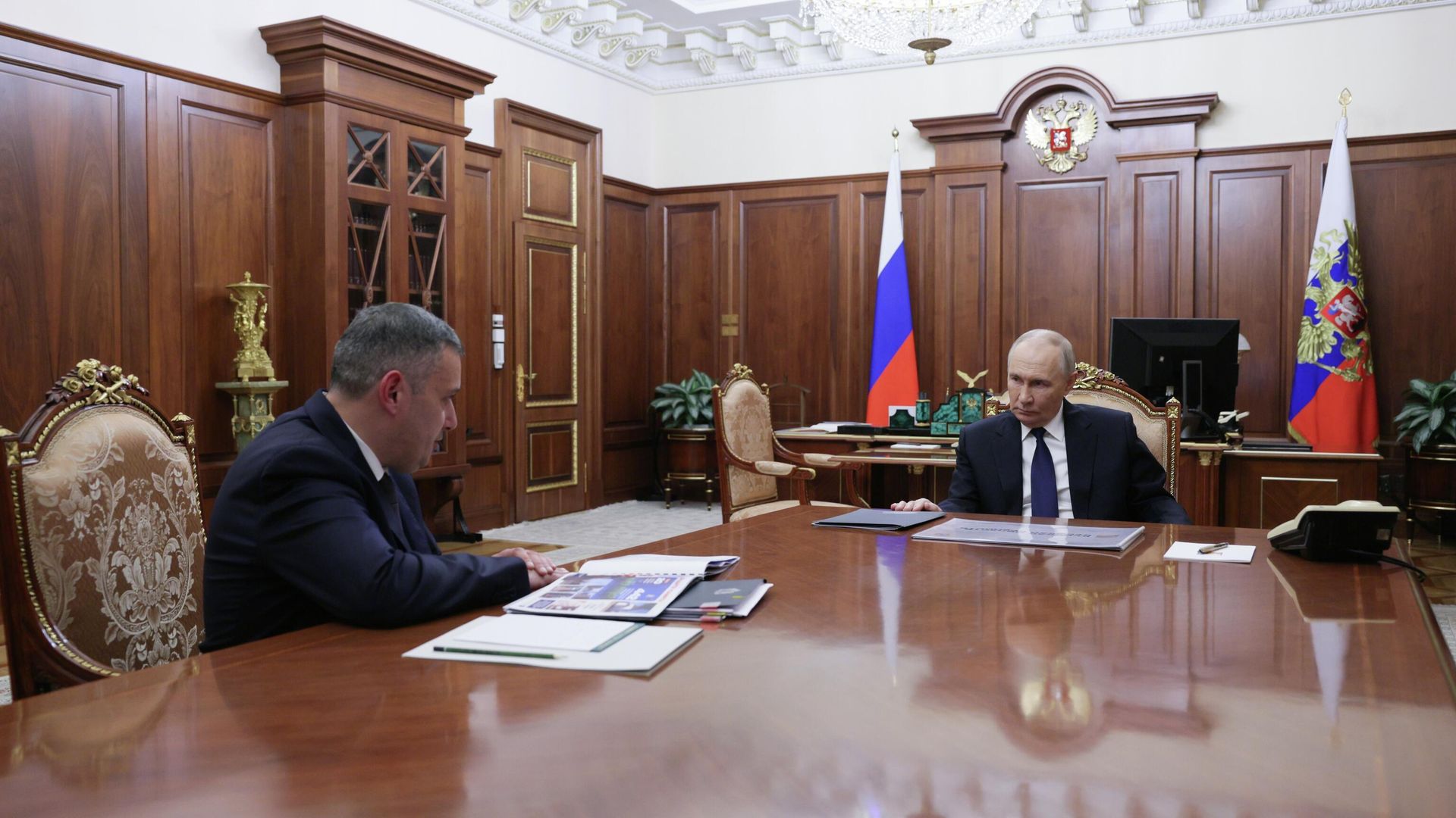 Президент РФ Владимир Путин и губернатор Курской области Александр Хинштейн во время встречи Президент РФ Владимир Путин и губернатор Курской области Александр Хинштейн во время встречи - РИА Новости, 1920, 02.12.2025