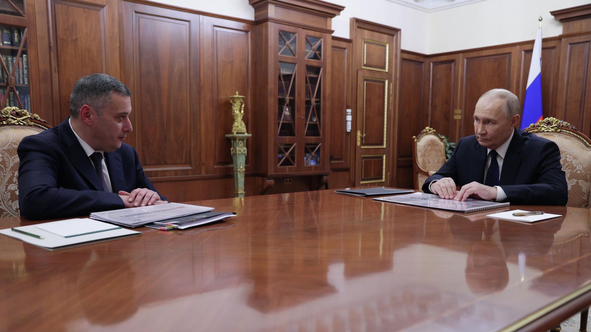Президент России Владимир Путин и губернатор Курской области Александр Хинштейн во время встречи - РИА Новости, 1920, 02.12.2025