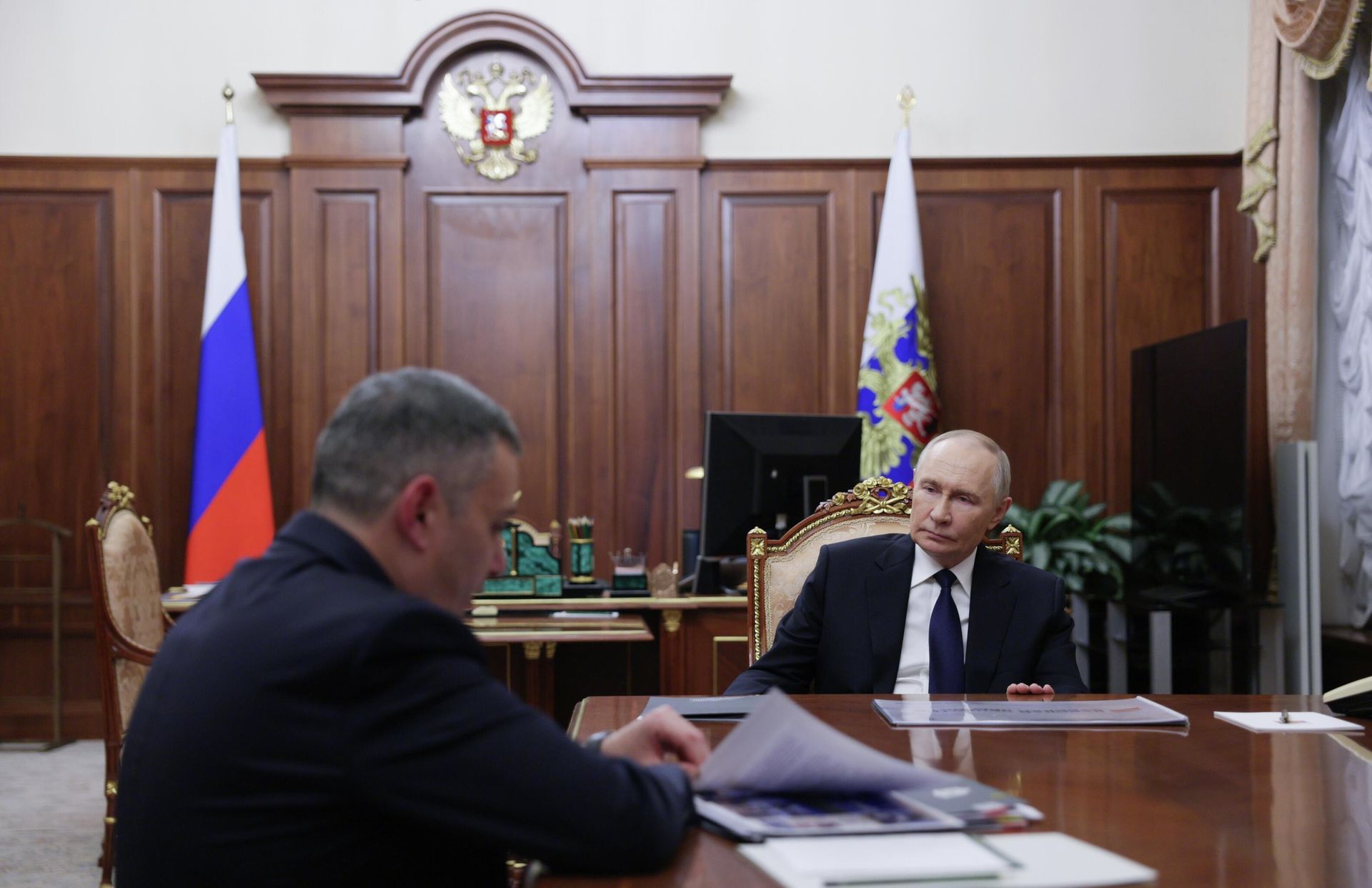 Президент РФ Владимир Путин и губернатор Курской области Александр Хинштейн во время встречи - РИА Новости, 1920, 02.12.2025