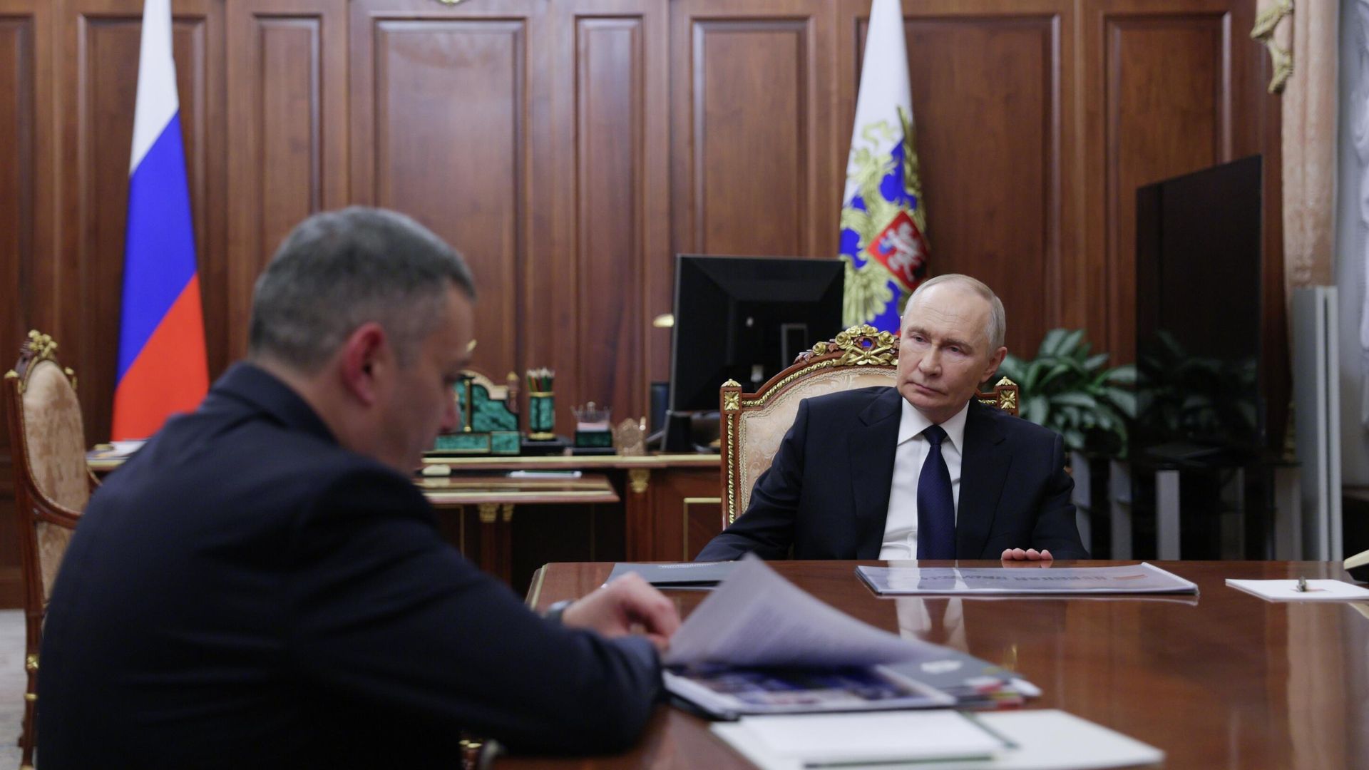 Президент РФ Владимир Путин и губернатор Курской области Александр Хинштейн во время встречи Президент РФ Владимир Путин и губернатор Курской области Александр Хинштейн во время встречи - РИА Новости, 1920, 02.12.2025