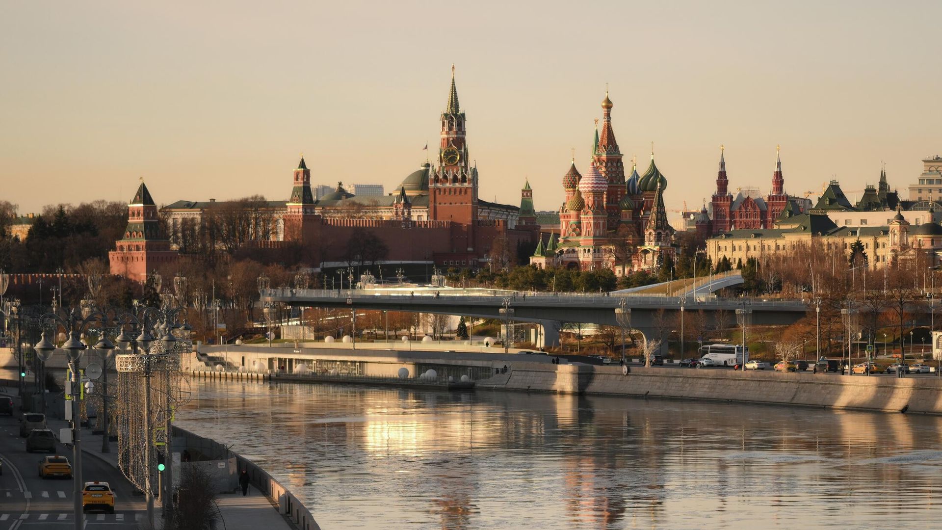 Вид на Московский Кремль и Покровский собор Вид на Московский Кремль и Покровский собор - РИА Новости, 1920, 08.12.2025
