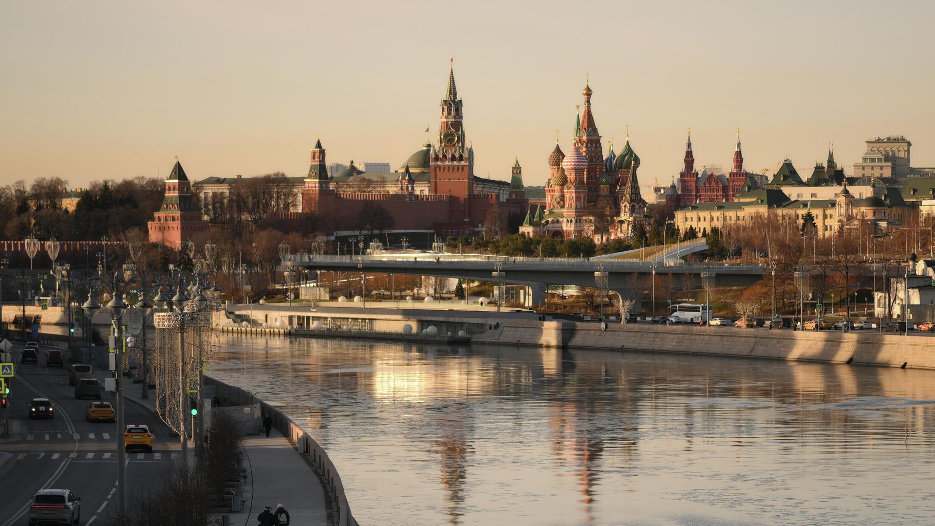 Вид на Московский Кремль и Покровский собор Вид на Московский Кремль и Покровский собор - РИА Новости, 1920, 10.12.2025