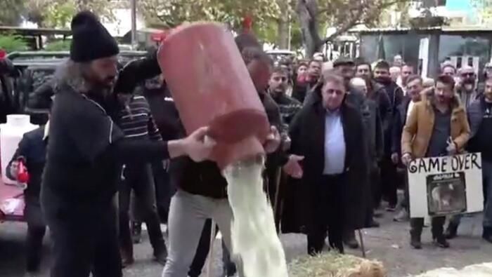 Протест греческих фермеров на центральной площади города Лариссы Протест греческих фермеров на центральной площади города Лариссы - РИА Новости, 1920, 02.12.2025