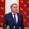  Помощник президента РФ Юрий Ушаков отвечает на вопросы журналистов во время пресс-подхода после встречи президента РФ Владимира Путина и спецпосланника президента США Стивена Уиткоффа