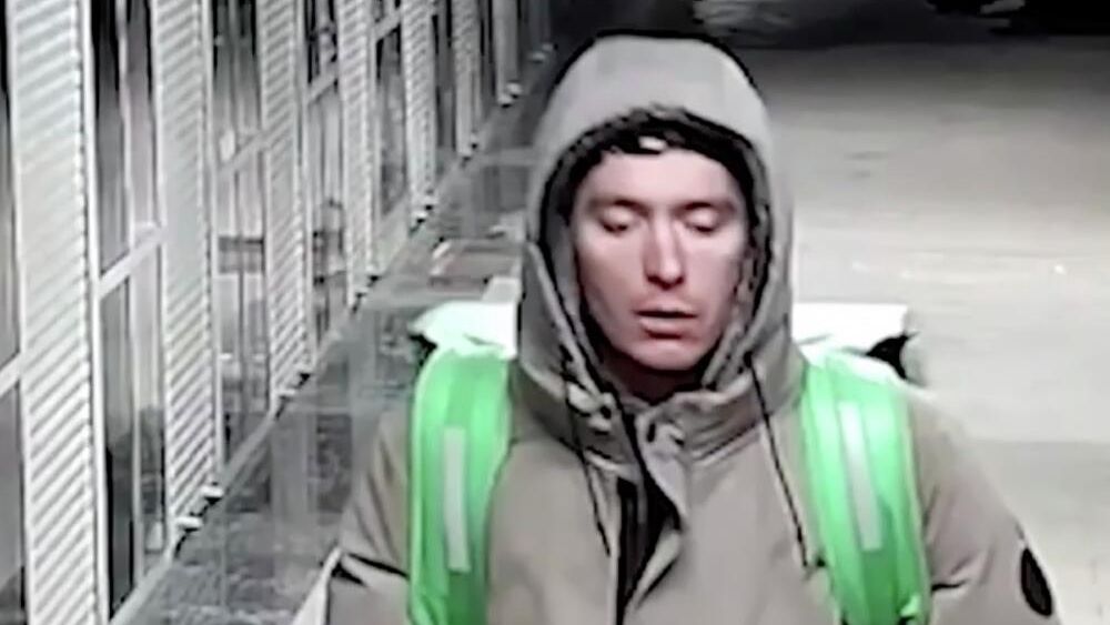 Курьер, ударивший ногой в лицо пожилую женщину в Новосибирске Курьер, ударивший ногой в лицо пожилую женщину в Новосибирске - РИА Новости, 1920, 03.12.2025