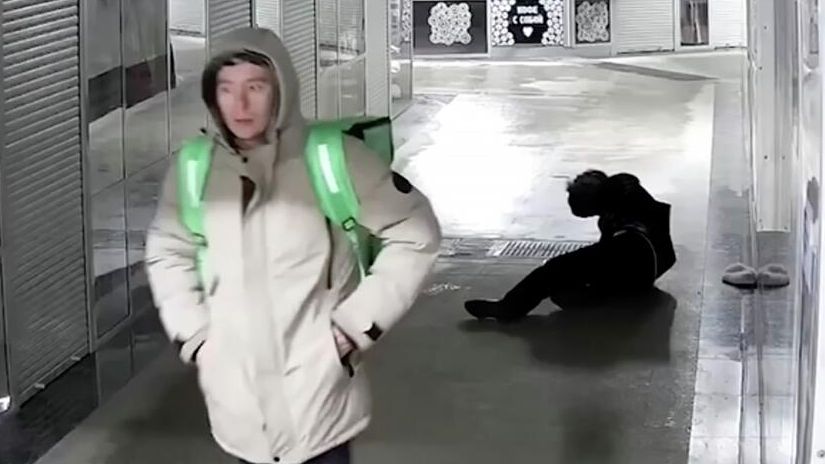 Курьер, ударивший ногой в лицо пожилую женщину в Новосибирске - РИА Новости, 1920, 03.12.2025