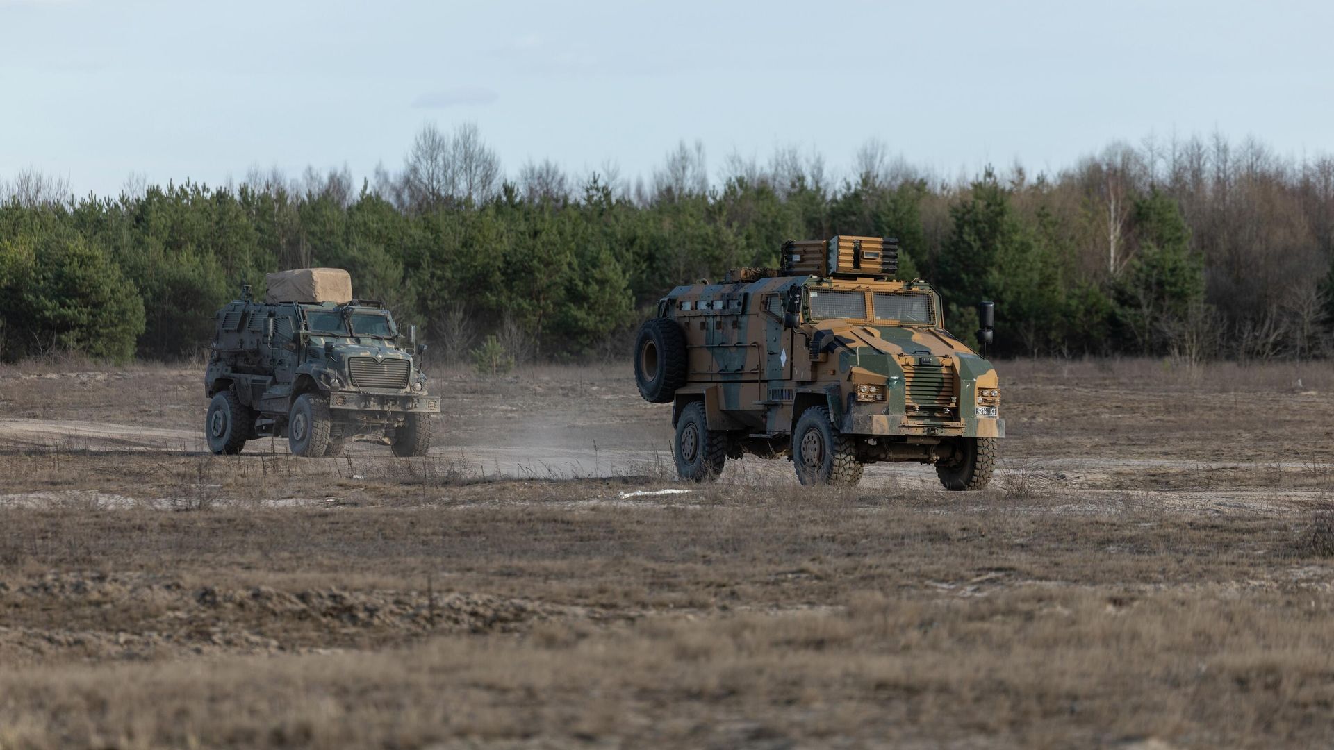 Американская бронемашина MaxxPro и турецкая Kirpi во время учений в Житомирской области - РИА Новости, 1920, 03.12.2025