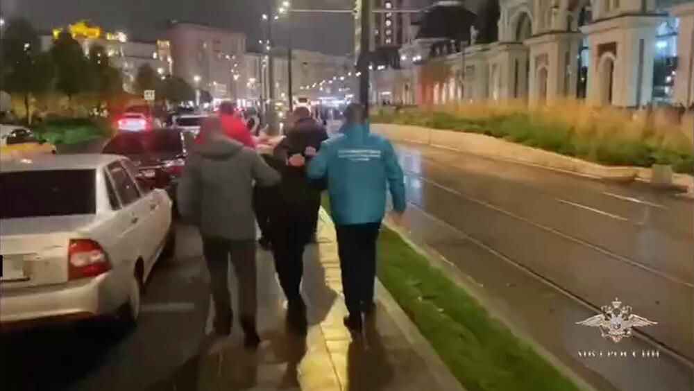 Задержание курьеров, причастных к легализации мигрантов, в Москве Задержание курьеров, причастных к легализации мигрантов, в Москве - РИА Новости, 1920, 03.12.2025
