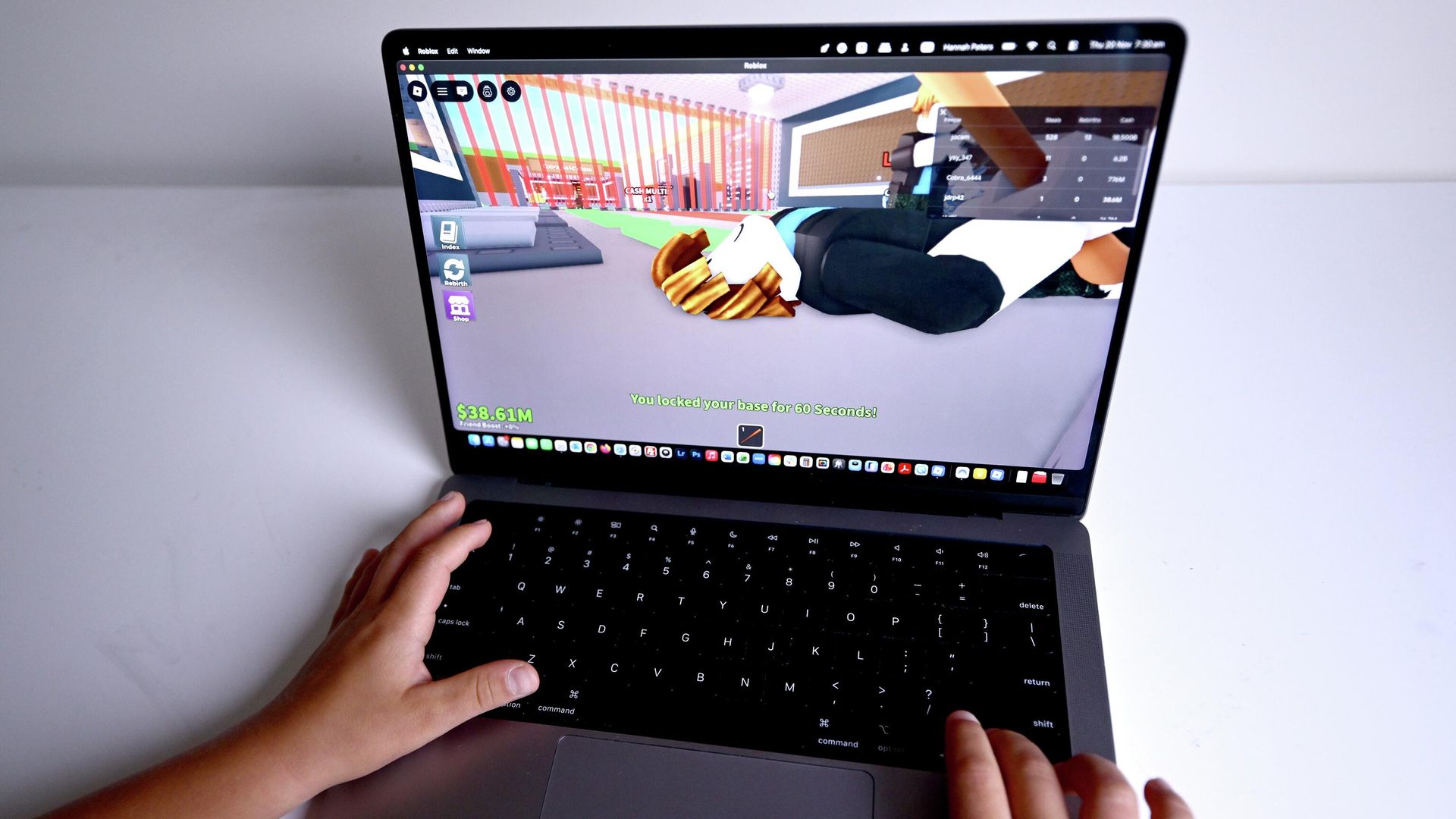 Ребенок играет на платформе Roblox - РИА Новости, 1920, 03.12.2025