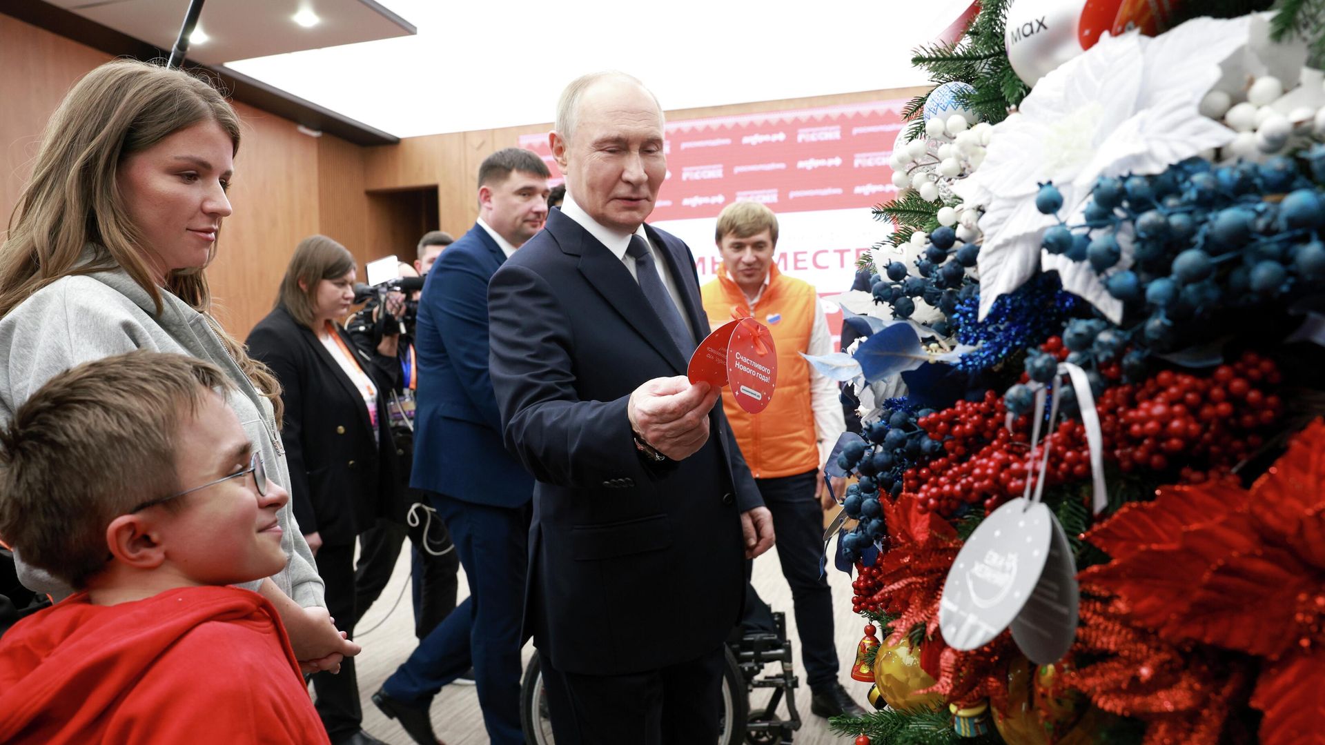 Путин принимает участие во всероссийской новогодней акции Елка желаний - РИА Новости, 1920, 03.12.2025