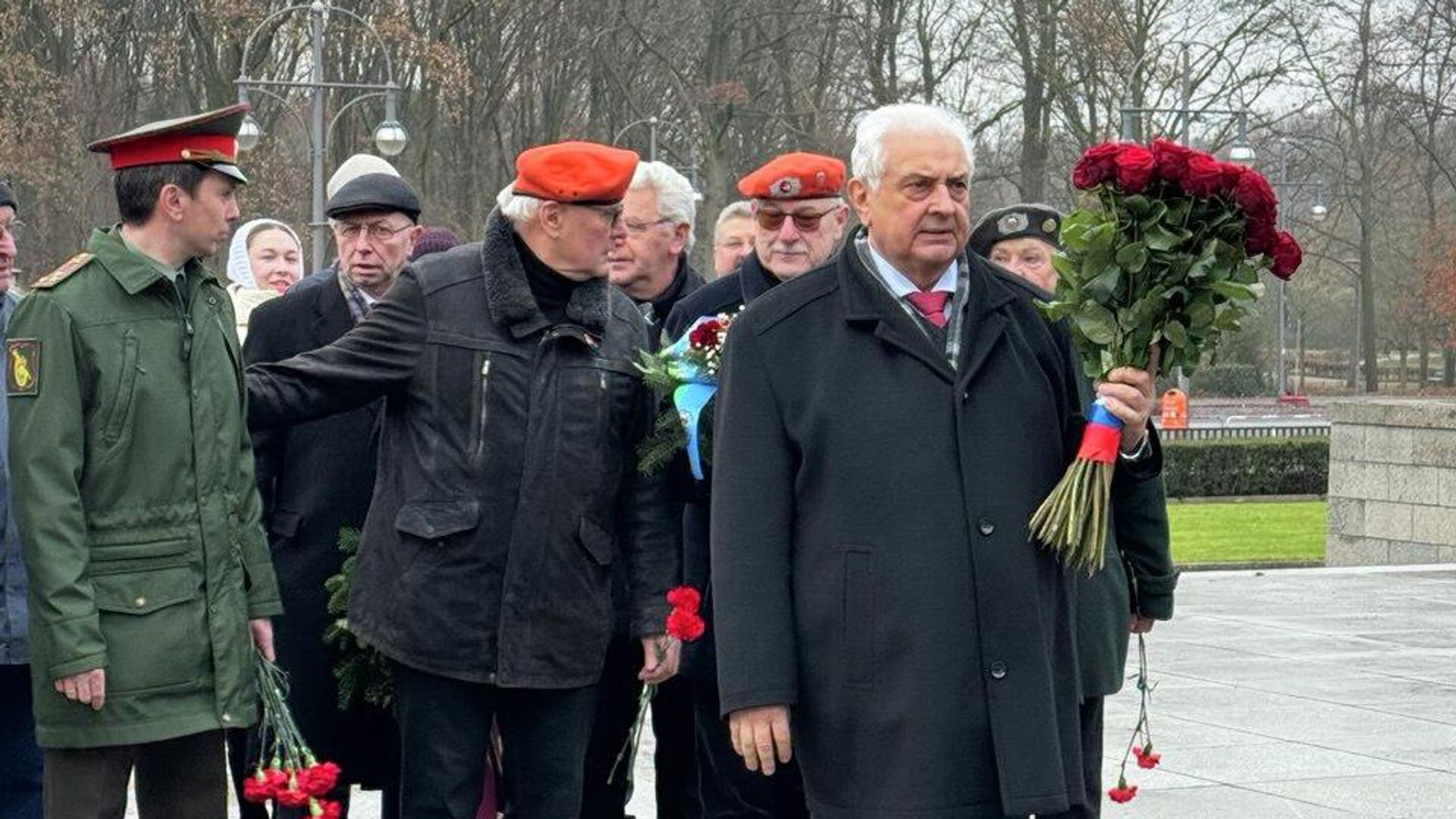 Церемония возложения цветов к мемориалу советским воинам в Тиргартене Церемония возложения цветов к мемориалу советским воинам в Тиргартене - РИА Новости, 1920, 03.12.2025