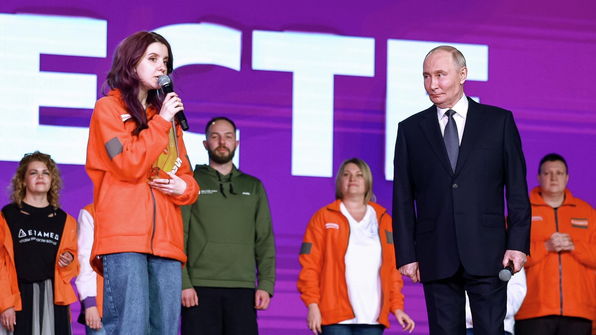 Президент РФ Владимир Путин и Анна Плужникова, получившая награду в номинации Волонтер года, на церемонии награждения победителей международной премии #МЫВМЕСТЕ. 3 декабря 2025 Президент РФ Владимир Путин и Анна Плужникова, получившая награду в номинации Волонтер года, на церемонии награждения победителей международной премии #МЫВМЕСТЕ. 3 декабря 2025 - РИА Новости, 1920, 03.12.2025