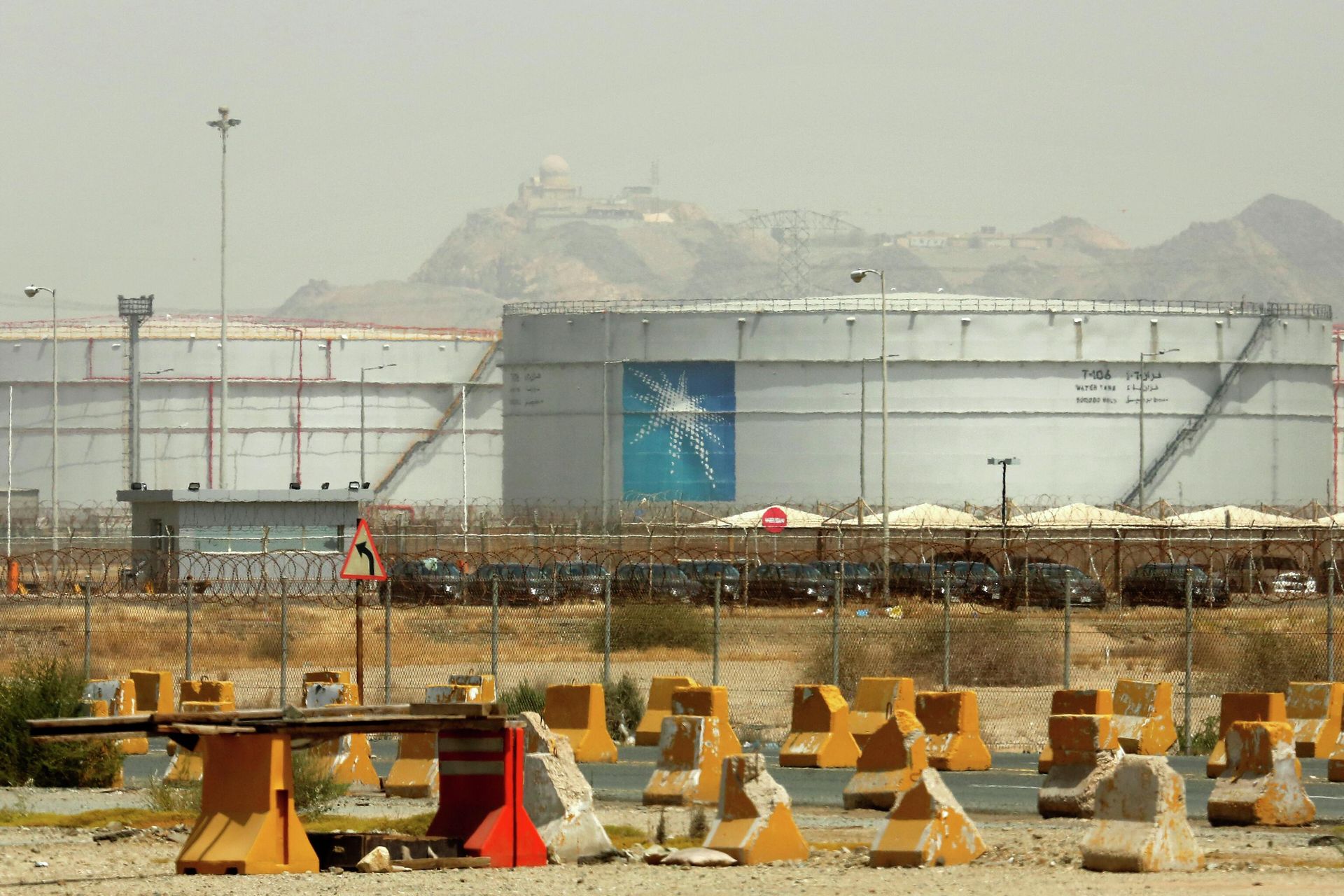 Резервуары для хранения на объекте нефтетранспортной инфраструктуры компании Aramco в Саудовской Аравии - РИА Новости, 1920, 03.12.2025