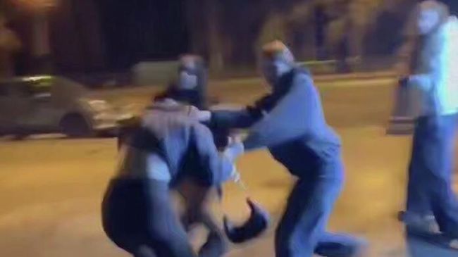 Драка с участем трех девочек-подростков на железнодорожном вокзале в Павловске. Кадр видео из соцетей