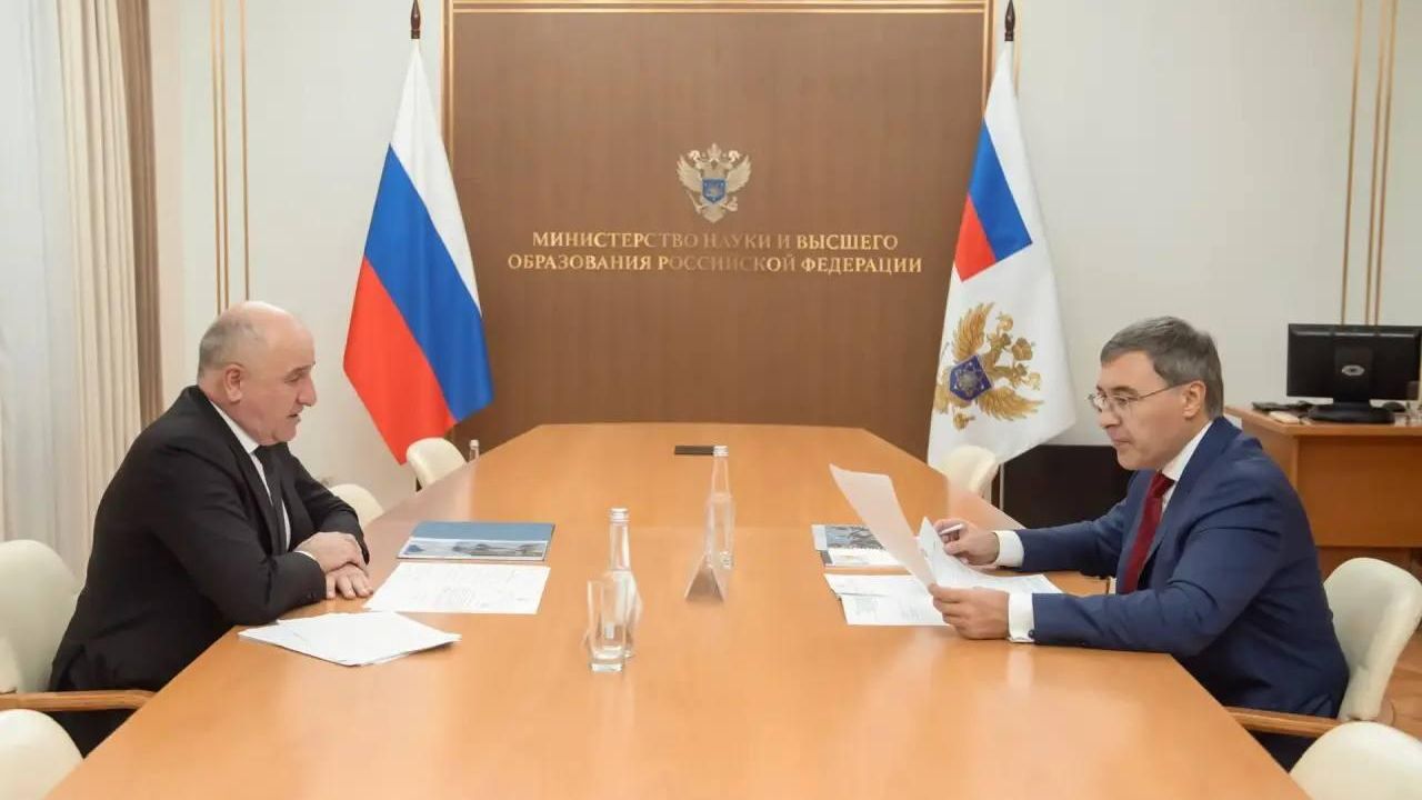 Фальков и Темрезов обсудили развитие высшего образования в КЧР Фальков и Темрезов обсудили развитие высшего образования в КЧР - РИА Новости, 1920, 03.12.2025