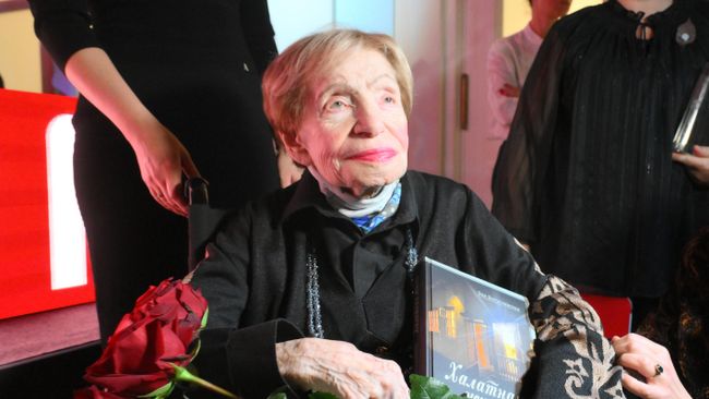 Писательница Зоя Богуславская победившая в номинации Нон-фикшн (книга Халатная жизнь) на XX церемонии награждения национальной литературной премии Большая книга