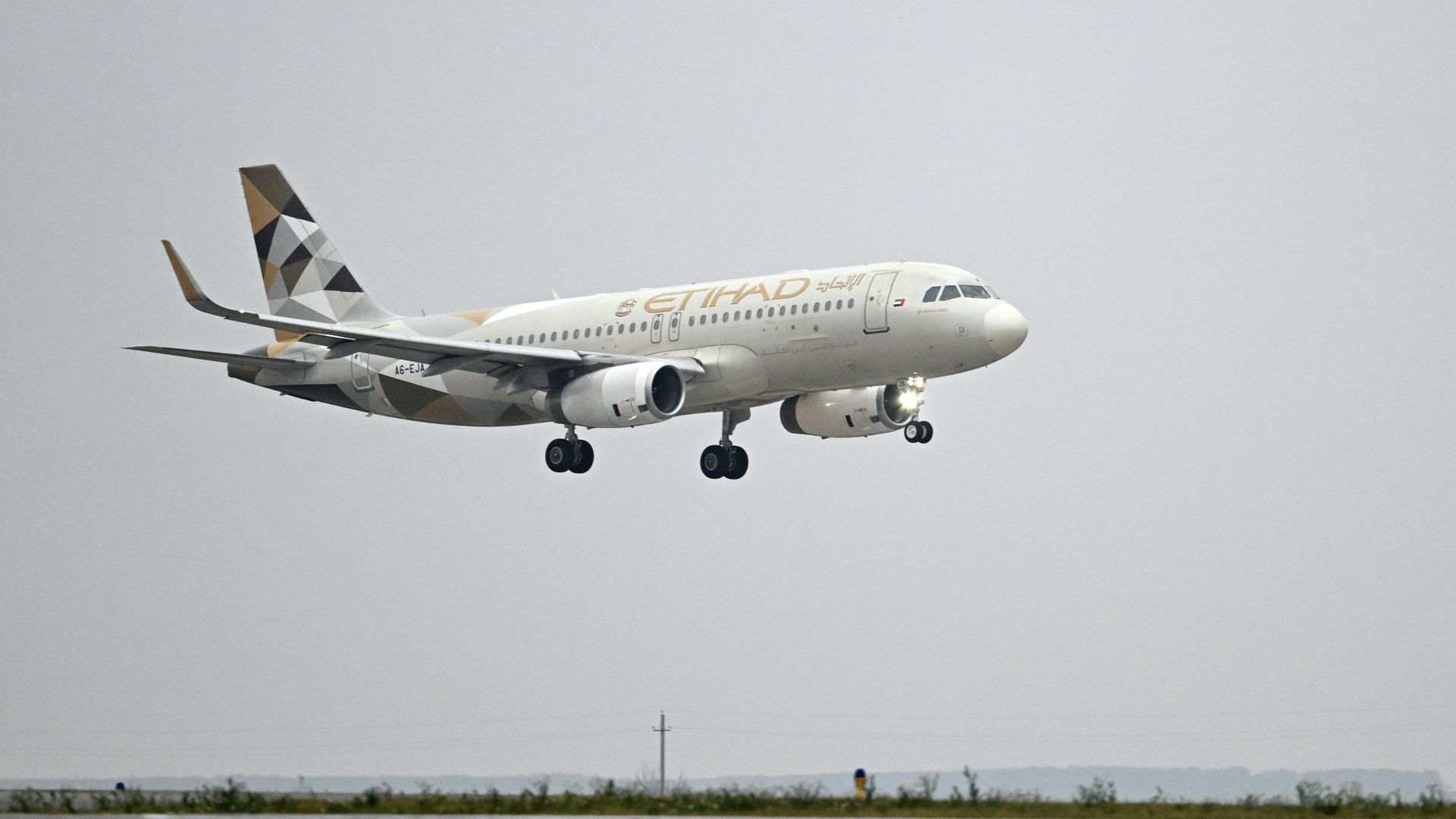 Самолет Airbus A320 авиакомпании Etihad Airways в Международном аэропорту Казани имени Габдуллы Тукая - РИА Новости, 1920, 13.01.2026