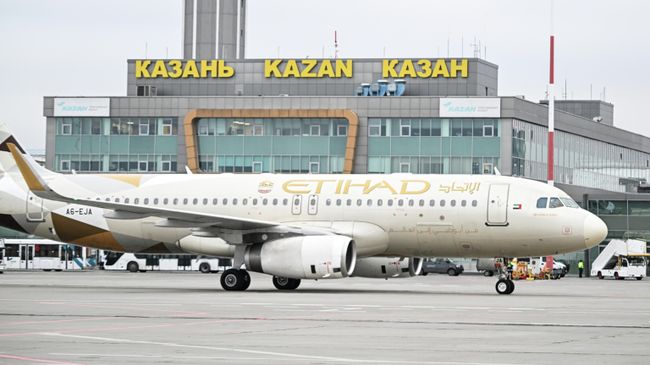 Самолет в Международном аэропорту Казани имени Габдуллы Тукая