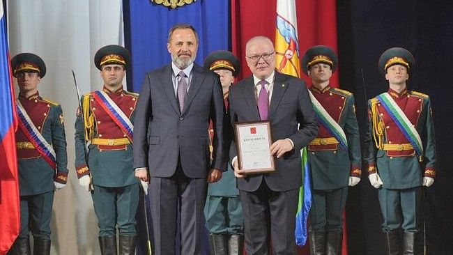 Полномочный представитель президента России в Приволжском федеральном округе Игорь Комаров вручил губернатору Кировской области Александру Соколову благодарность от главы государства Владимира Путина