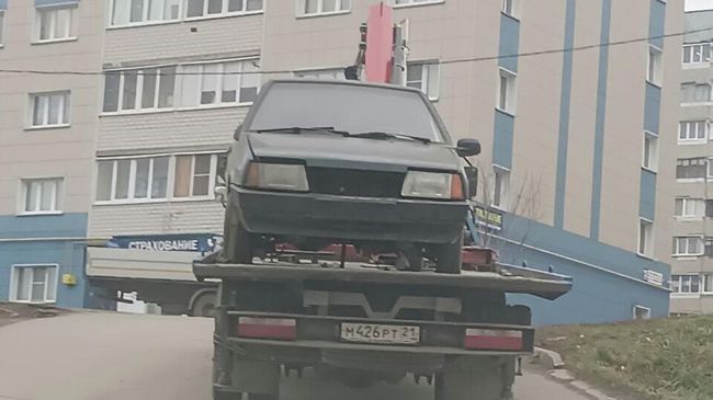 Автомобиль ВАЗ-2109, на котором девятиклассник съехал по лестнице в Чебоксарах