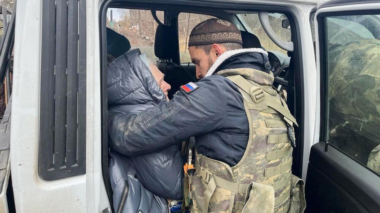 Мать Владимира благодарит Ису за помощь Мать Владимира благодарит Ису за помощь - РИА Новости, 1920, 05.12.2025