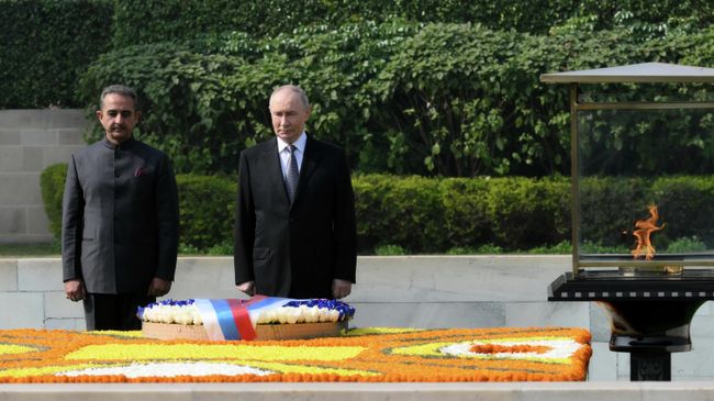 Президент РФ Владимир Путин посещает мемориал Махатмы Ганди в комплексе Раджгхат. 5 декабря 2025 Президент РФ Владимир Путин посещает мемориал Махатмы Ганди в комплексе Раджгхат. 5 декабря 2025