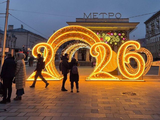 Новогодние украшения, инсталляции и елка у вестибюля станции метро Чистые пруды