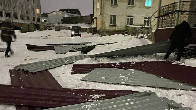 Листы металла, разлетевшиеся с крыши детской инфекционной больницы в Магадане