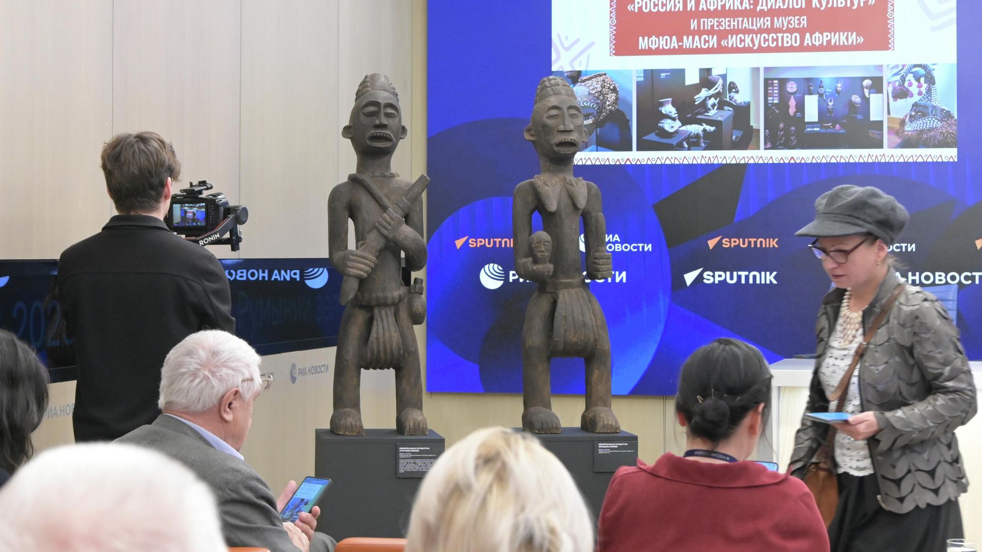 Две мемориальные скульптуры Лефем, представленные на круглом столе на тему: Россия и Африка: диалог культур Две мемориальные скульптуры Лефем, представленные на круглом столе на тему: Россия и Африка: диалог культур - РИА Новости, 1920, 05.12.2025
