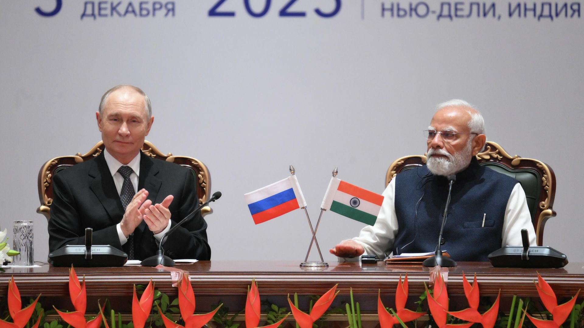 Президент РФ Владимир Путин и премьер-министр Индии Нарендра Моди на пленарном заседании Российско-индийского форума импортеров в Нью-Дели - РИА Новости, 1920, 05.12.2025