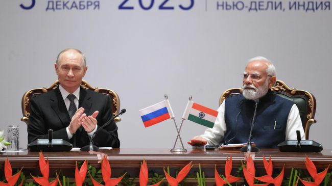 Президент РФ Владимир Путин и премьер-министр Индии Нарендра Моди на пленарном заседании Российско-индийского форума импортеров в Нью-Дели