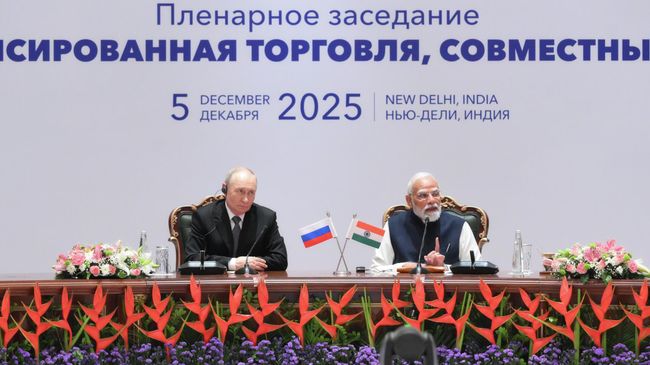 Президент РФ Владимир Путин и премьер-министр Индии Нарендра Моди на пленарном заседании Российско-индийского форума импортеров в Нью-Дели
