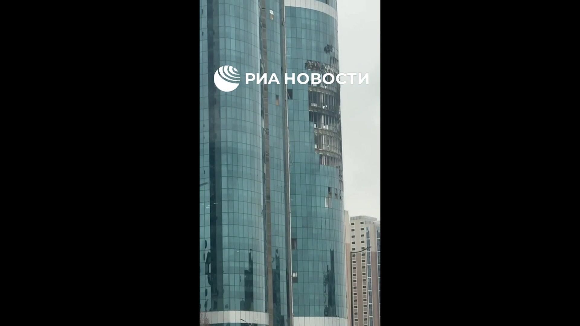 Здание высотного комплекса Грозный-Сити после атаки украинского БПЛА - РИА Новости, 1920, 05.12.2025