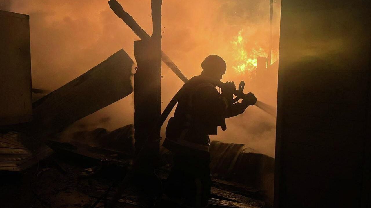 Украинский пожарный во время ликвидации пожара в Киевском районе Украинский пожарный во время ликвидации пожара в Киевском районе - РИА Новости, 1920, 06.12.2025