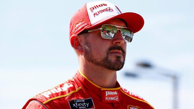 Бывший гонщик NASCAR американец Майкл Аннетт 