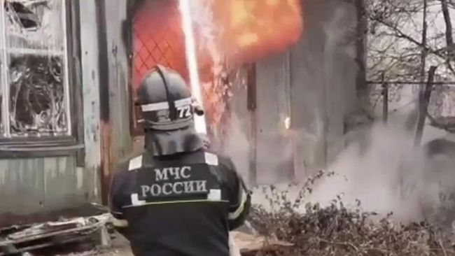 Ликвидация пожара на складе в Тверской области. Кадр видео