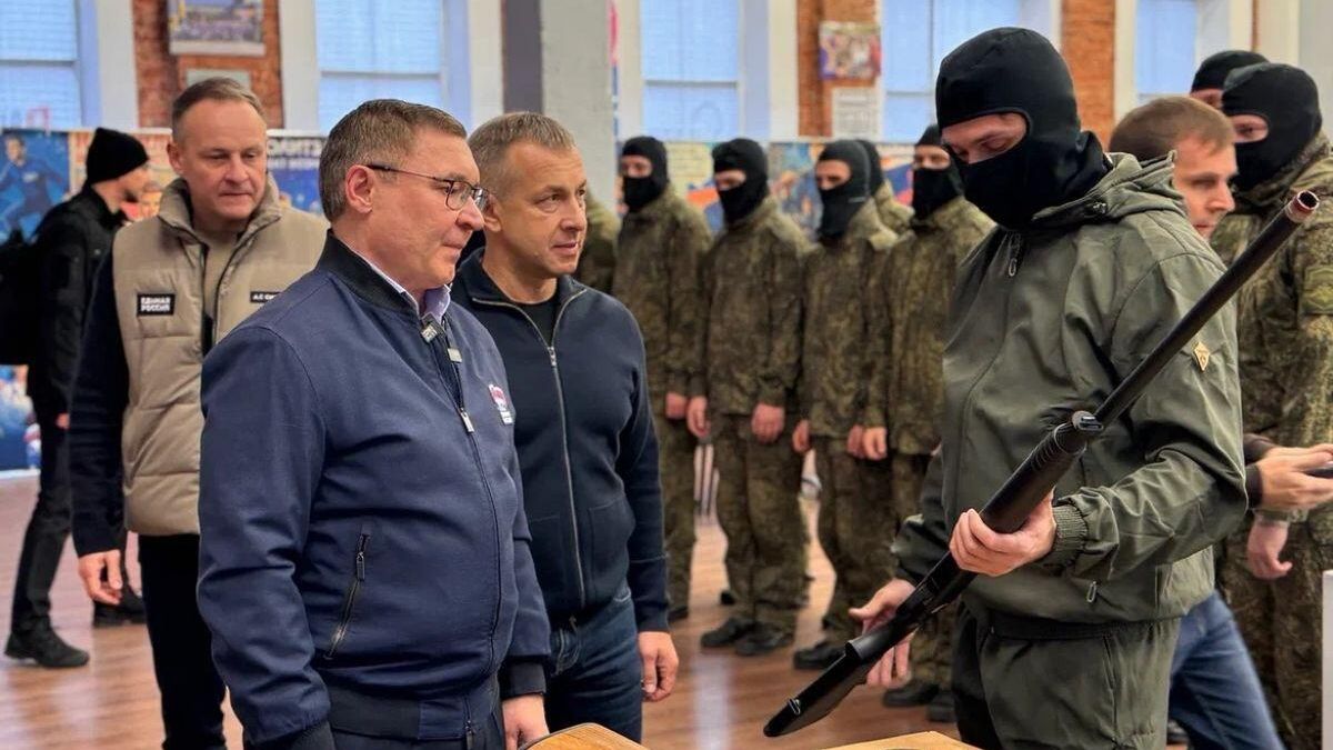 Секретарь генсовета Единой России Владимир Якушев во время встречи с бойцами в штабе общественной поддержки партии в Ростовской области - РИА Новости, 1920, 08.12.2025