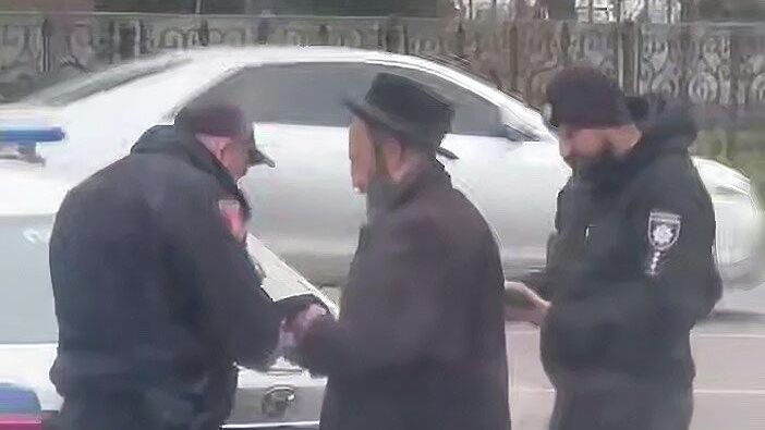 Проверка документов у мужчины в традиционной одежде хасида в Одессе - РИА Новости, 1920, 08.12.2025