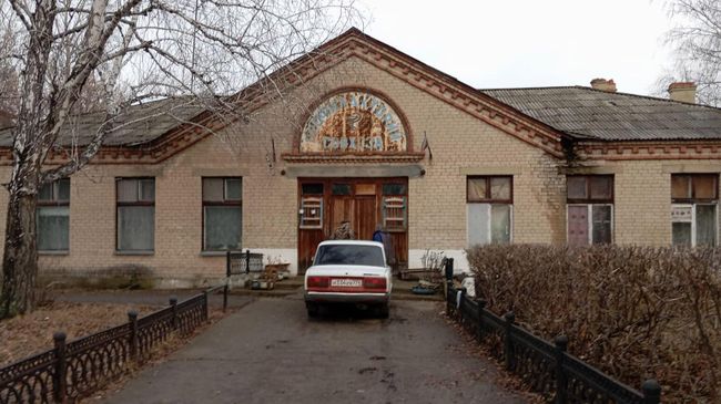 Бывшая школа, ставшая домом для погорельцев