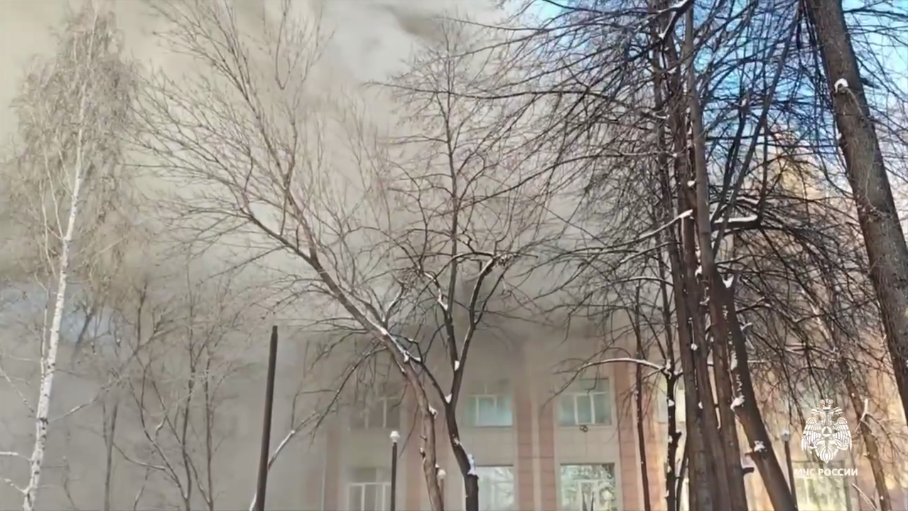 Ликвидация пожара в педагогическом колледже Новосибирска сотрудниками МЧС. Кадр из видео Ликвидация пожара в педагогическом колледже Новосибирска сотрудниками МЧС. Кадр из видео - РИА Новости, 1920, 09.12.2025