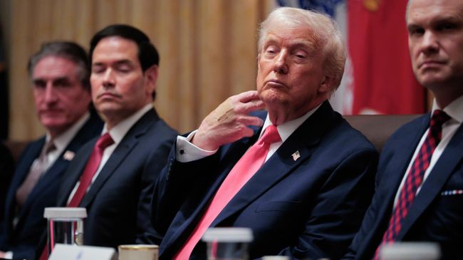 Президент США Дональд Трамп во время заседания кабинета министров в Белом доме