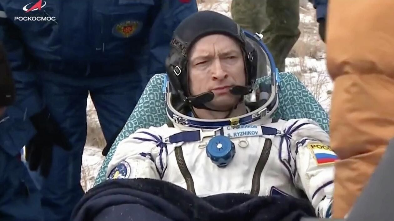 Эвакуация приземлившегося в Казахстане экипажа корабля Союз МС-27 Эвакуация приземлившегося в Казахстане экипажа корабля Союз МС-27 - РИА Новости, 1920, 09.12.2025